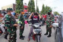 Gugus Tugas Penanganan COVID-19 Kabupaten Indragiri Hilir (Inhil) melaksanakan pembagian masker kepada masyarakat yang sedang beraktifitas di Pasar Pagi, Jalan Telaga Biru (foto/Rgo)