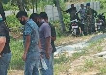 Sekelompok orang berpakaian loreng hentikan pengerjaan pagar di Rimbo Panjang, Kampar (foto/ist)