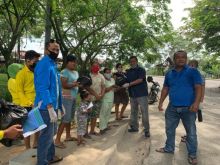 KNPI berbagi sembako