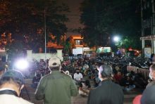 Pemerintah Kabupaten Siak bersama Polres Siak melakukan penertiban kerumunan masyarakat (foto/Lin)