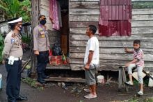 Jajaran Kepolisian Polres Bengkalis, Senin, 27 April 2020, melaksanakan kegiatan pemberian bantuan sosial (Bansos) kepada masyarakat terkena dampak Covid-19 (foto/Hari)