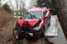 Kasihan, Wanita Ini Menabrakkan Mobilnya ke Tiang Setelah Diduga Pingsan Karena Memakai Masker N95 Terlalu Lama