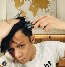 Bikin greget, Ariel Noah pangkas rambut sendiri pakai alat pencukur kumis (foto/int)