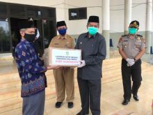 Badan Ambil Zakat Nasional kabupaten Siak kembali menyalurkan bantuan Alat Pelindung Diri (APD) kepada Pemerintah Kabupaten Siak (foto/Lin)