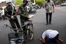 Harjono yang melakukan sujud syukur di jalan saat melintasi razia masker. Foto: int 