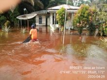 Sungai Nilo di Desa Lubuk Kembang Bunga Kecamatan Ukui, kembali meluap (foto/Ardi)