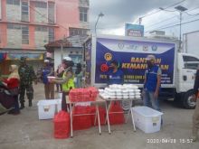Posko relawan Covid-19 Kabupaten Indragiri Hilir (Inhil) membagikan 300 kotak makanan siap saji dan 200 kotak takjil (foto/Ist)