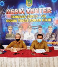 Juru Bicara (Jubir) percepatan penanganan Covid19 Rohil H Ahmad Yusuf SSos MH didampingi Plt Kadiskominfotik Rohil Hermanto SSos (foto/int)
