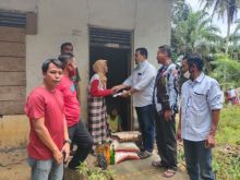 Nenek Kida dan Anaknya ini menerima bantuan dari Dewan Pimpinan Daerah - Ikatan Pemuda Karya (DPD  IPK) Kabupaten Kuantan Singingi (foto/Zar)