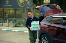 Pemuda non muslim di Palestina berbagi makanan takjil buka puasa (foto/int)