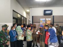 Pemerintah Kabupaten Bengkalis melalui Dinas Sosial menyalurkan bantuan langsung tunai (BLT) ke 34.277 kepala keluarga (KK) kategori miskin khusus untuk kelurahan (foto/Hari)