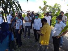 Bupati Kuantan Singingi Drs. H. Mursini. M.Si melakukan peninjauan ke Posko Pengawasan (Poskowas), Covid-19 di daerah perbatasan Kabupaten Kuansing dengan Kabupaten Dhamas Raya (foto/Zar)