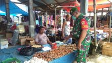 Jaga Stabilitas Bahan Pokok, Koramil 05/Kampar Kiri Pantau Harga Sembako di Pasar Tradisional