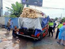 Dua orang nekat sembunyi dalam tumpukan kerupuk supaya bisa mudik (foto/int)