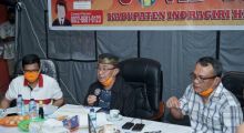 Bupati Kabupaten Indragiri Hilir (Inhil), HM Wardan mengawal proses validasi data calon penerima bantuan sosial masyarakat terdampak Covid-19 (foto/Ist)