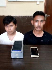 Foto dua pelaku dan barang bukti saat diamankan polisi. 