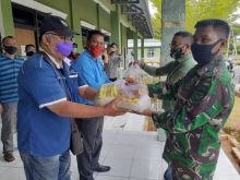 Markas Komando Distrik Militer (Makodim) 0303/ Bengkalis memberikan bantuan berupa sembako (foto/Hari)