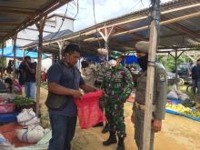 Babinsa Koramil 04/PKL Kuras Bantu Perangkat Daerah Bubarkan Pasar Kaget di Desa Kemang