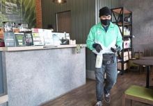 Kritee yang banting stir jadi tukang delivery gara-gara pandemi Corona. Foto: int