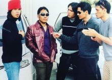 Erwin Prasetya (kacamata dan jaket merah) meninggal dunia dan dimakamkan di Surabaya (foto/int)