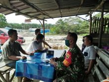 Babinsa Koramil 12/XIII Koto Kampar Serda Purwanto melaksanakan Komunikasi sosial (komsos) dengan warga bertempat di Desa Tanjung Alai Kecamatan XIII Koto Kampar