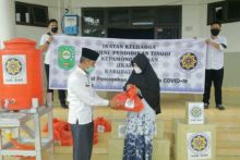 Ikatan Keluarga Alumni Pendidikan Tinggi Kepamongprajaan (IKAPTK) Kabupaten Siak, hari ini memberikan bantuan dalam aksi sosial peduli pencegahan dan dampak Covid-19 di Kabupaten Siak (foto/Lin)