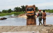 Babinsa Koramil 10 Kunto Darussalam Bantu Warga Lewati Jalan Rusak di Kecamatan Bonai Darussalam