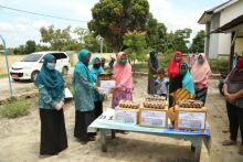 Ketua Tim Pengerak PKK kabupaten Siak Raidah Alfedri bersama Ketua Tim Pengerak PKK kecamatan Dayun Ermalisa Natalia menyalurkan 110 paket sembako (foto/Lin)