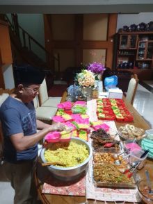 Said didu tengah membungkus nasi kuning