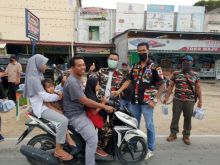 Laskar Merah Putih (LMP) Kabupaten lndragiri Hulu (lnhu) membagi-bagikan takjil kepada masyarakat yang melintas didepan Sekretariat LMP Jalan Lintas Timur Belilas, Pangkalan Kasai (foto/Rou)