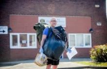 Kisah Seorang Pahlawan yang Menyamar : Guru Sekolah Ini Membawa Makan Siang Untuk 78 Siswa Setiap Hari Dengan Berjalan Kaki