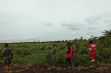 Babinsa dan Masyarakat Peduli Api terus melaksanakan Patroli Karlahut di Desa rimbo panjang