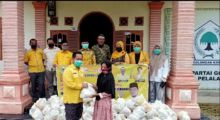 Dewan Pimpinan Daerah (DPD) II Partai Golkar Kabupaten Pelalawan mendistribusikan 50 ribu paket bantuan sembako untuk masyarakat Pelalawan yang terdampak Covid-19 (foto/Ardi)