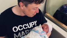 Momen Elon Musk gendong anak