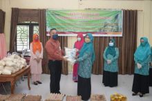 Tim Penggerak Pemberdayaan Kesejahteraan Keluarga (PKK) Kabupaten Siak bekerjasama dengan Bank Riau Kepri Cabang Siak menyerahkan bantuan paket sembako kepada kaum dhuafa, janda tua, dan fakir miskin di Kecamatan Koto Gasib dan Bungaraya (foto/ist)