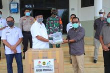 Dua perusahaan yang beroperasi di wilayah Kabupaten Siak, yakni Badan Operasi Bersama (BOB) PT. Bumi Siak Pusako dan Pertamina Hulu, serta PT. Anugerah Tani Makmur (PMKS PT. ATM), menyerahkan bantuan berupa masker dan alat pelindung diri (APD) kepada Pemerintah Kabupaten Siak (foto/int)