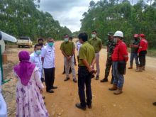 Bupati Kuantan Singingi Drs. H. Mursini, M.Si  di Desa Lubuk Kebun Kecamatan Logas Tanah Darat (LTD) Kuantan Singingi, yang berbatasan dengan Desa Segati Kecamatan Langgam Kabupaten Pelalawan (foto/Zar)