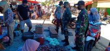 Putus Mata Rantai Penyebaran Covid-19, Danramil 13/Rokan Bersama Kapolsek Himbau Pedagang Pasar Terapkan Protokol Kesehatan
