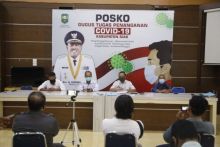 Gugus Tugas Kabupaten Siak melaksanakan Konferensi Pers terkait perkembangan penanganan Covid 19 di Kabupaten Siak di Posko Gugus Tugas Mess Pemda Siak Sri Indrapura (foto/Lin)