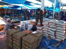 Dukung Program Ketahanan Pangan, Babinsa Koramil 12/XII Koto Kampar Tinjau Harga Sembako di Pasar Tradisional