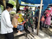Dampingi Bupati, Danramil 03/Bunut Salurkan Bantuan Sembako Kepada Masyarakat Terdampak Covid-19