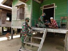 Peduli Sesama, Babinsa Koramil 09/ Langgam Berikan Sembako Kepada Warga Kurang Mampu