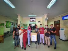 Komunitas Penikmat Kopi Hitam serahkan bantuan APD yang diterima langsung oleh  ibu Umi dari RS Bina Kasih, Penikmat Kopi Hitam serahkan bantuan sosiaal 600 apd yang dibagikan 6 rumah sakit yang ada di Pekanbaru dalam memutuskan mata rantai Covid -19 di Pekanbaru. Sabtu (9/5)
