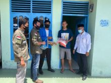 Tim IKA UIR dan pemgurus BEM berbagi sembako