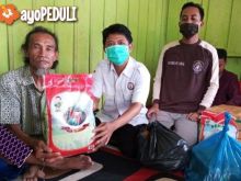 Penyerahan bantuan secara simbolis oleh Yosi Kurnia Miharja selaku Ketua Umum KOPI dan Kak Indra Irawan selaku Sekretaris Kwartir Ranting Gerakan Pramuka Lirik (Foto: Istimewa)
