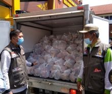 Walikota Pekanbaru Firdaus MT bersama Wakil Walikota Ayat Cahyadi memantau bantuan sembako (foto/int)