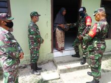 Bantu Ringankan Beban Masyarakat, Babinsa Koramil 03 Bunut Bagikan Sembako Pada Warga Kurang Mampu