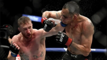 Salah satu momen saat pukulan keras Gaethje mendarat di wajah Ferguson. Foto: int