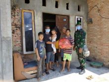 Berbagi Rezeki di Bulan Suci, Babinsa Ini Sambangi Warga Kurang Mampu dan Beri Bantuan