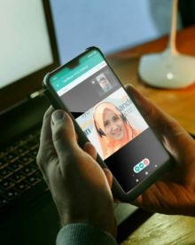 Captionnya bisa spt ini:  Calon nasabah tengah membuka rekening Mandiri Syariah secara online di Jakarta, 13/5. 